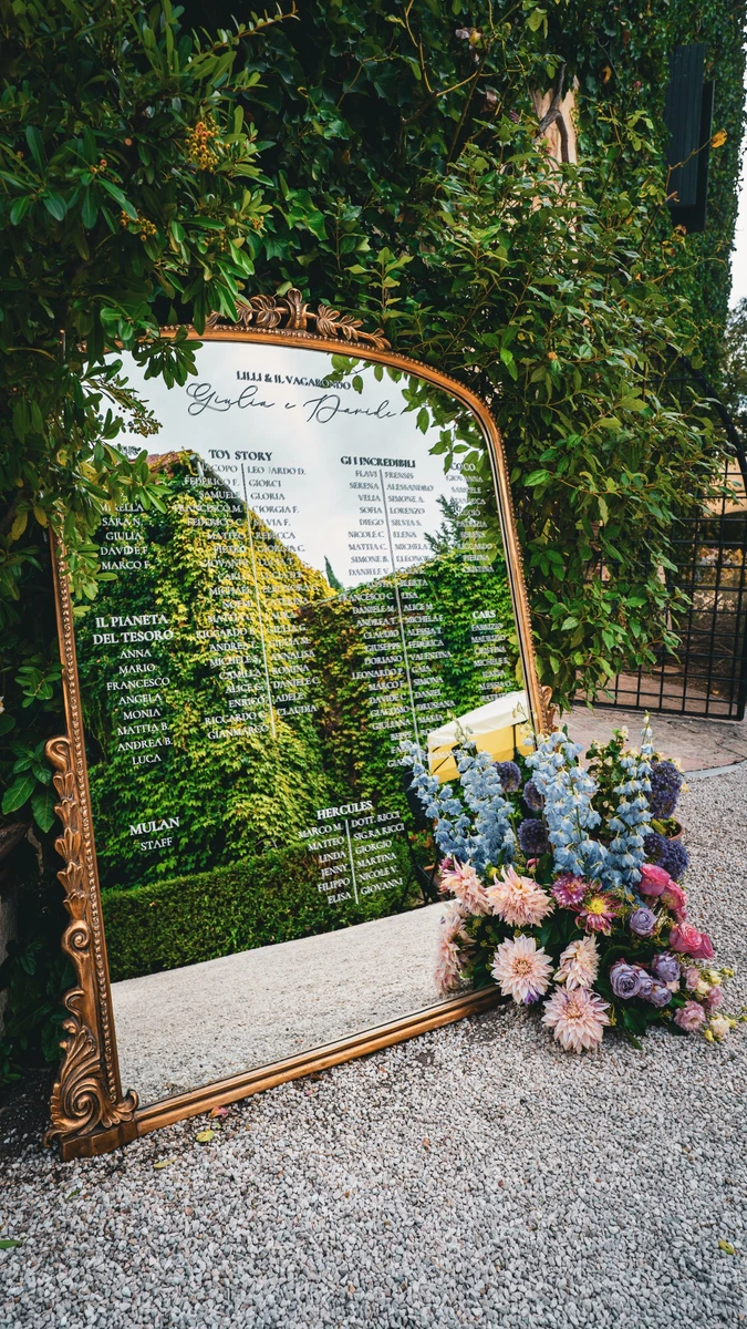 Allestimento floreale colorato per matrimonio alla Badia di San Vittore - Tableau de Mariage