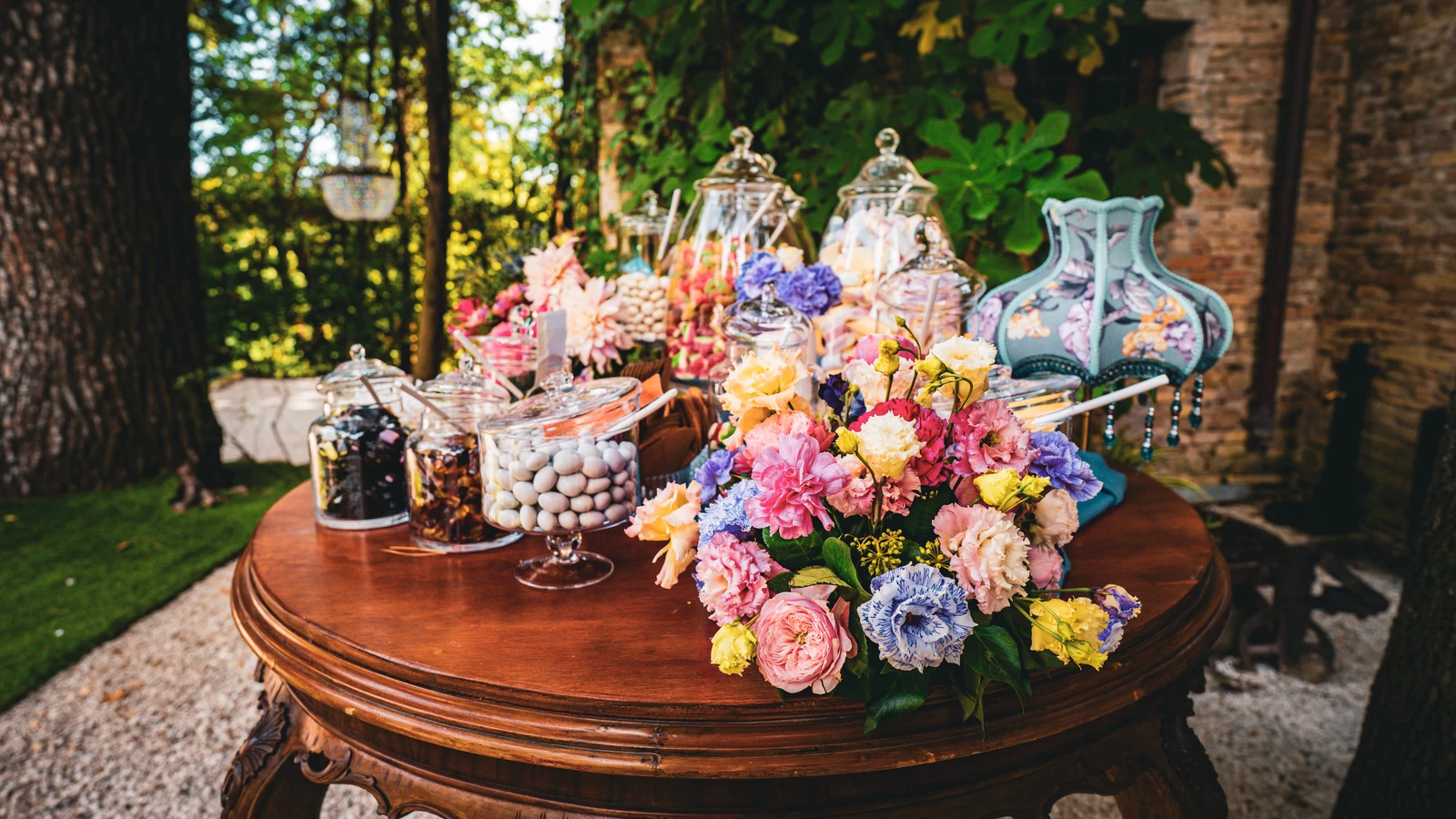 Allestimento floreale colorato perconfettata matrimonio alla Badia di San Vittore