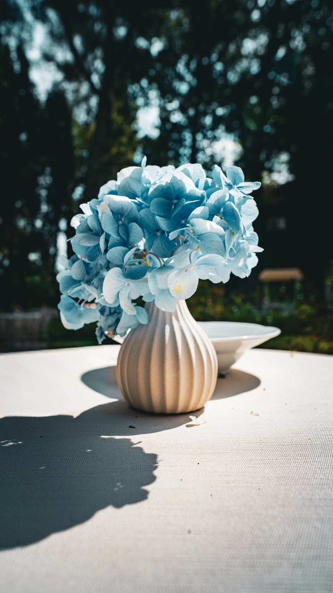 Allestimento floreale colorato per matrimonio alla Badia di San Vittore