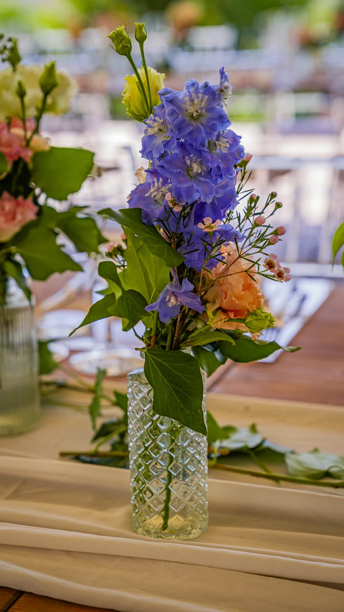 Allestimento floreale matrimonio Centrotavola Palette rosa pesca e azzurro per matrimonio alle Cantine Moroder