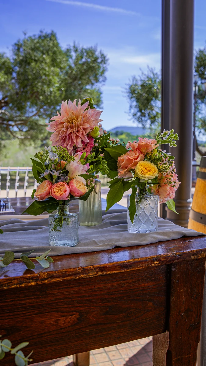 Allestimento floreale matrimonio Centrotavola Palette rosa pesca e azzurro per matrimonio alle Cantine Moroder