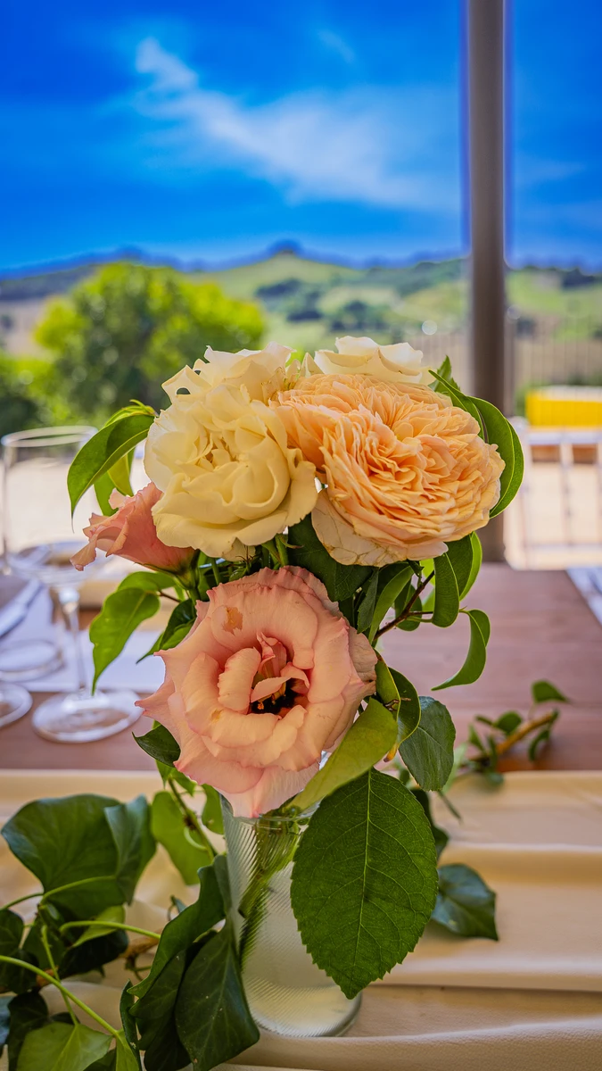 Allestimento floreale matrimonio Centrotavola Palette rosa pesca e azzurro per matrimonio alle Cantine Moroder