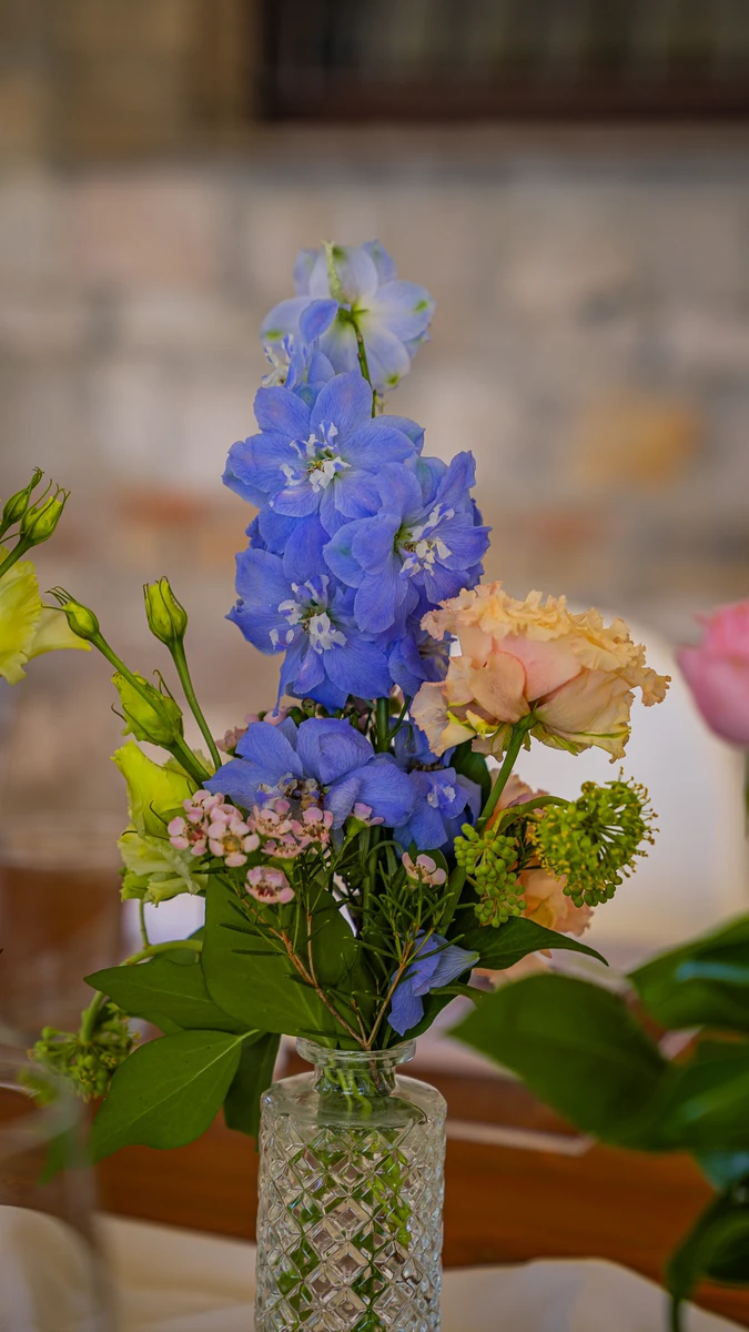 Allestimento floreale matrimonio Centrotavola Palette rosa pesca e azzurro per matrimonio alle Cantine Moroder