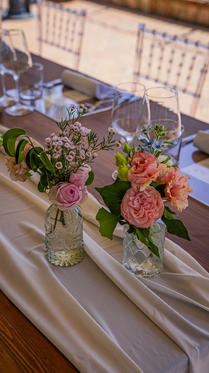 Allestimento floreale matrimonio Centrotavola Palette rosa pesca e azzurro per matrimonio alle Cantine Moroder
