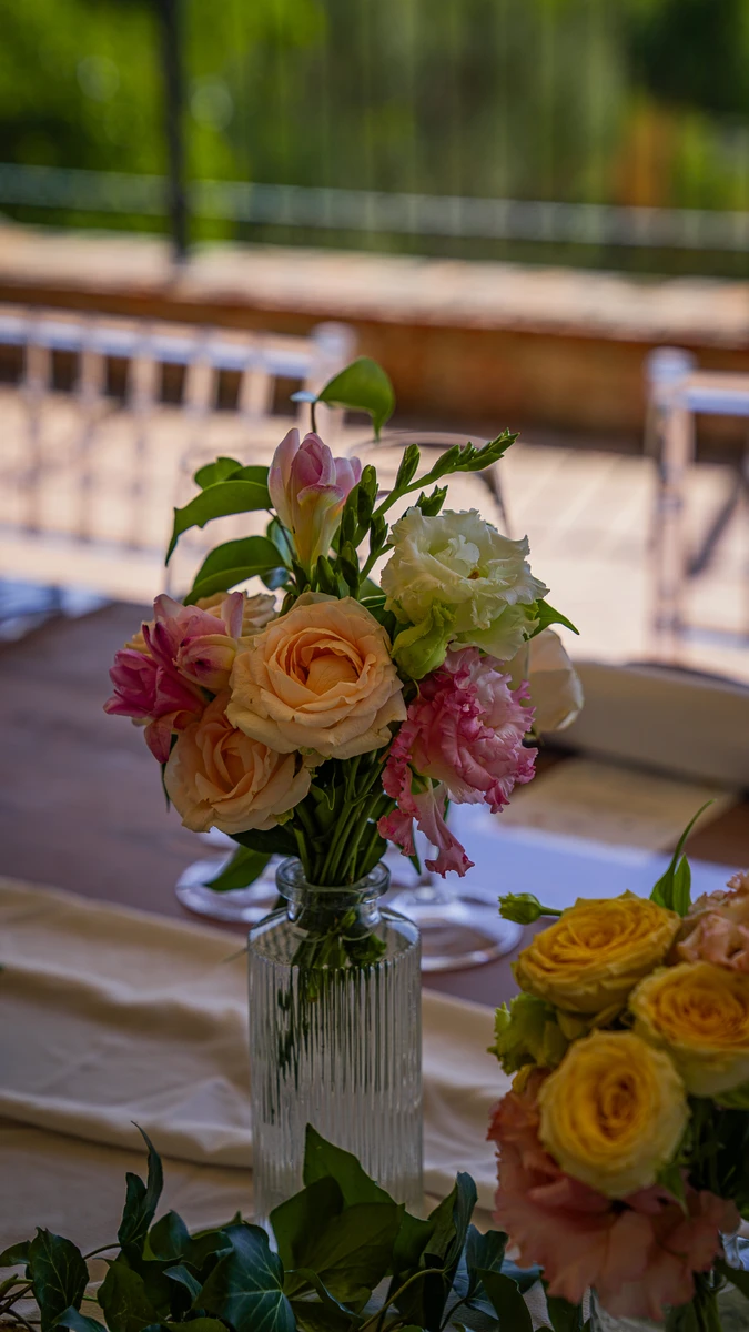 Allestimento floreale matrimonio Centrotavola Palette rosa pesca e azzurro per matrimonio alle Cantine Moroder