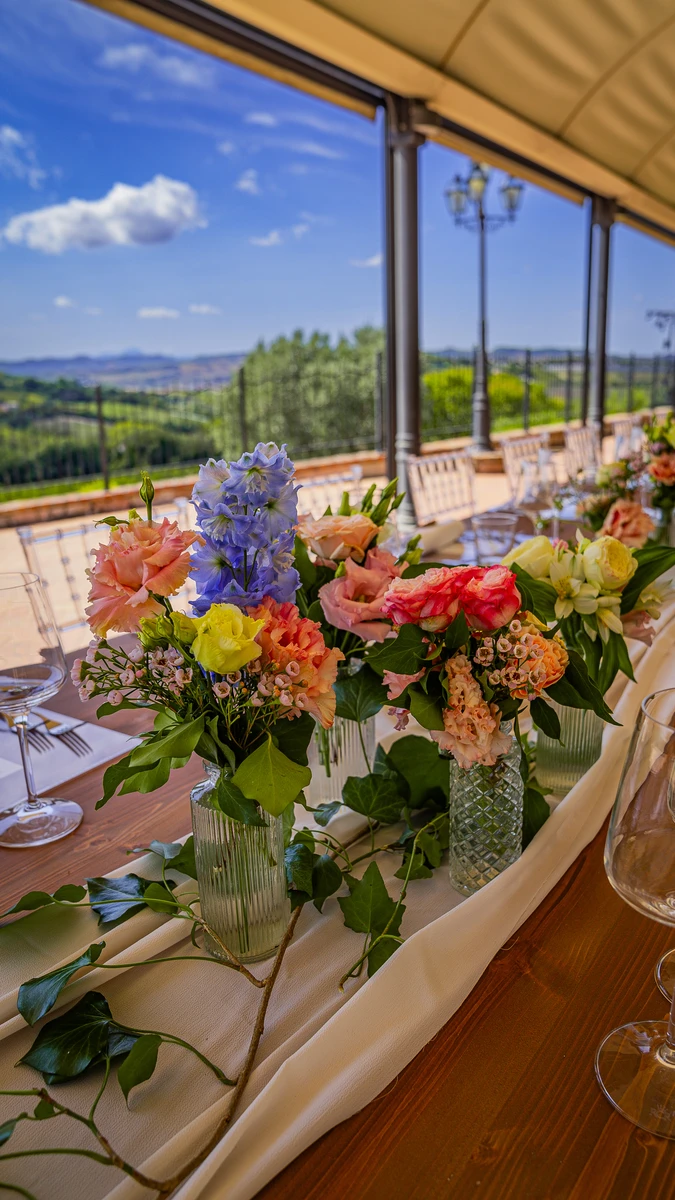 Allestimento floreale matrimonio Centrotavola Palette rosa pesca e azzurro per matrimonio alle Cantine Moroder