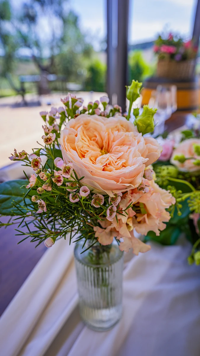 Allestimento floreale matrimonio Centrotavola Palette rosa pesca e azzurro per matrimonio alle Cantine Moroder