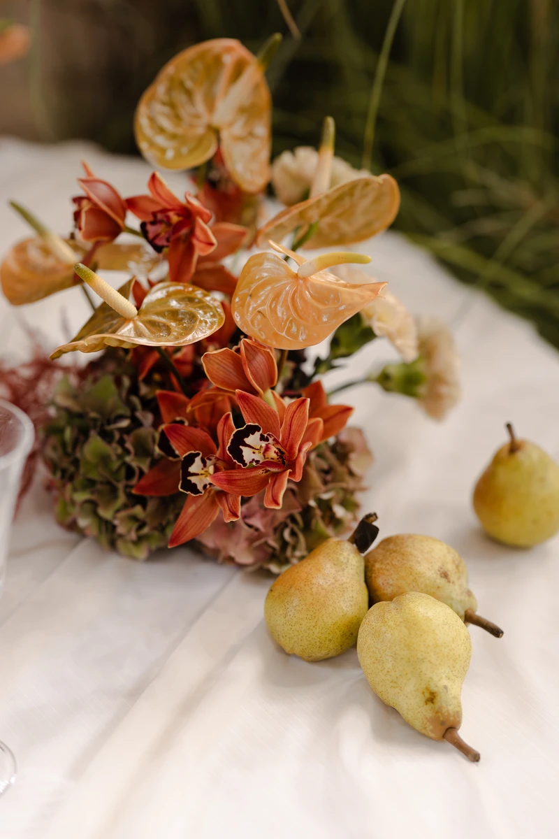 Allestimento floreale per matrimonio alla Badia di San Vittore a Cingoli Dettaglio floreale ispirato alla Badia di San Vittore Palette autunnale per matrimonio alla Badia di San Vittore Composizione floreale in stile romantico alla Badia di San Vittore