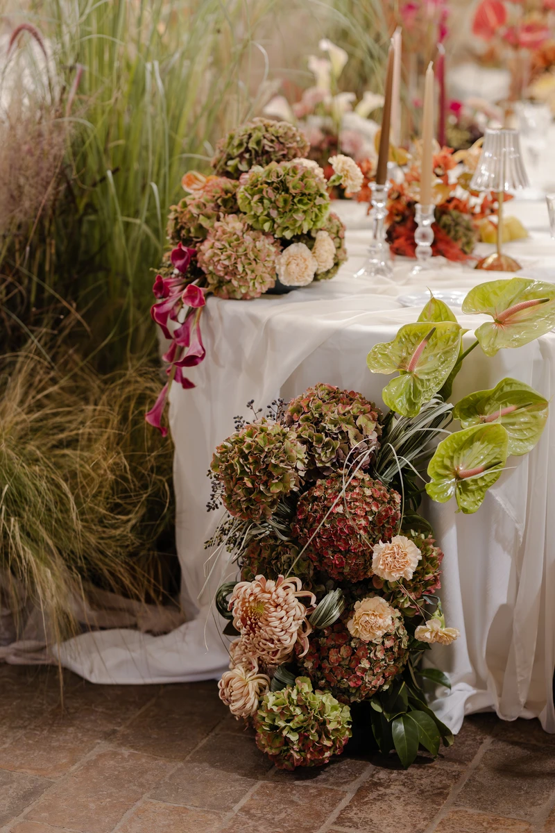 Allestimento floreale per matrimonio alla Badia di San Vittore a Cingoli Dettaglio floreale ispirato alla Badia di San Vittore Palette autunnale per matrimonio alla Badia di San Vittore Composizione floreale in stile romantico alla Badia di San Vittore
