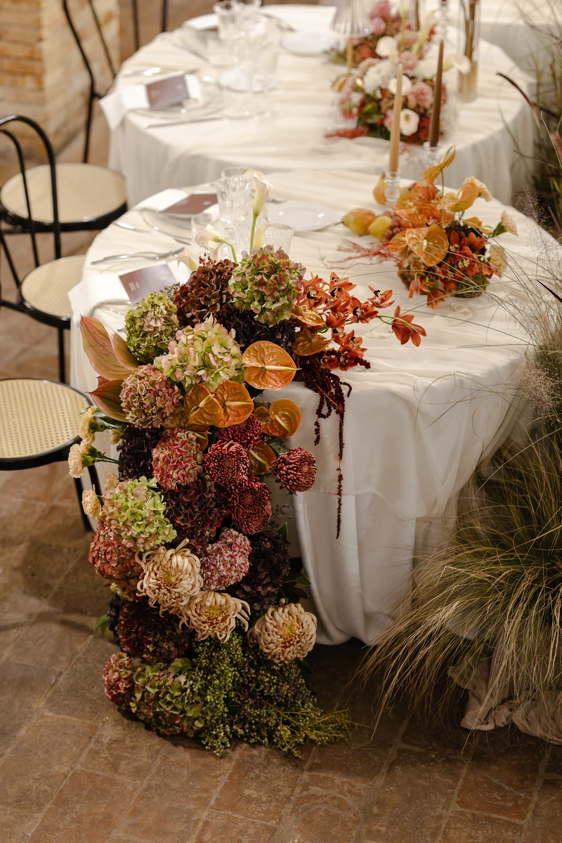 Allestimento floreale per matrimonio alla Badia di San Vittore a Cingoli Dettaglio floreale ispirato alla Badia di San Vittore Palette autunnale per matrimonio alla Badia di San Vittore Composizione floreale in stile romantico alla Badia di San Vittore