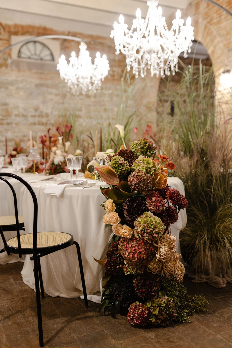 Allestimento floreale per matrimonio alla Badia di San Vittore a Cingoli Dettaglio floreale ispirato alla Badia di San Vittore Palette autunnale per matrimonio alla Badia di San Vittore Composizione floreale in stile romantico alla Badia di San Vittore