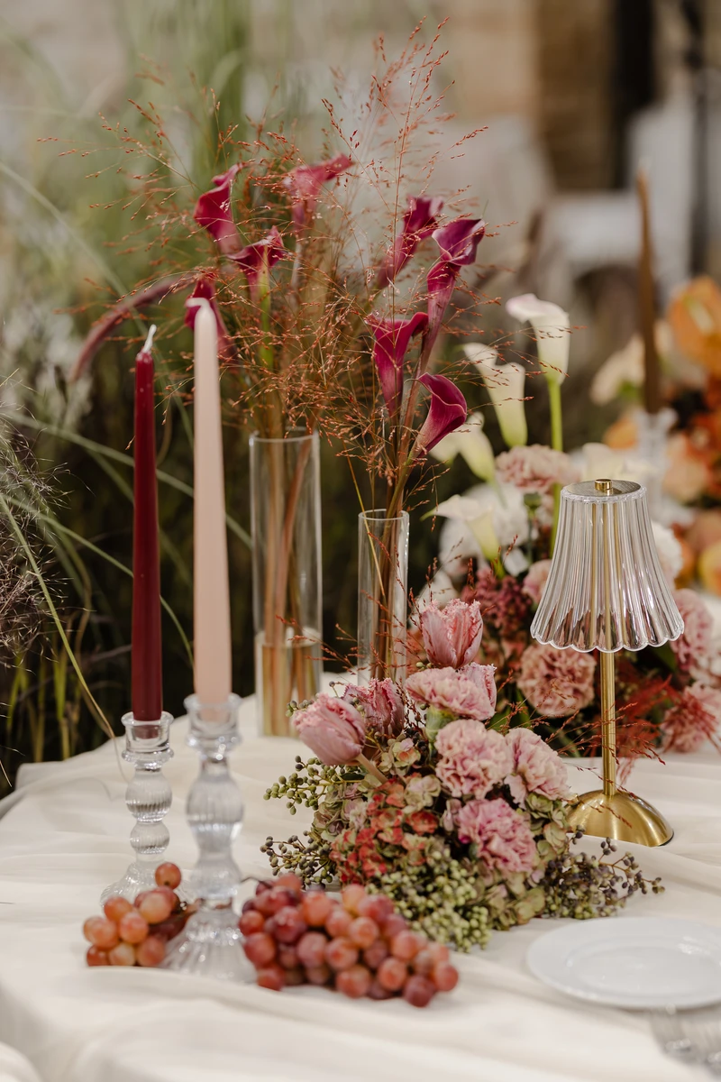 Allestimento floreale per matrimonio alla Badia di San Vittore a Cingoli Dettaglio floreale ispirato alla Badia di San Vittore Palette autunnale per matrimonio alla Badia di San Vittore Composizione floreale in stile romantico alla Badia di San Vittore