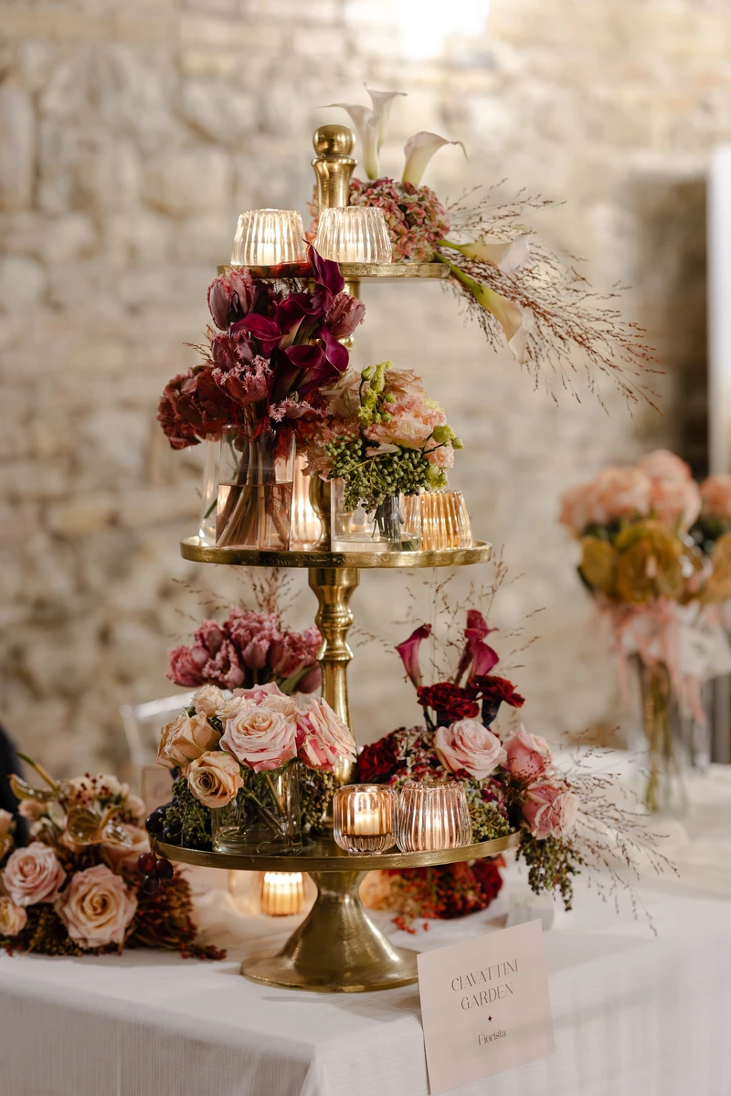 Allestimento floreale per matrimonio alla Badia di San Vittore a Cingoli Dettaglio floreale ispirato alla Badia di San Vittore Palette autunnale per matrimonio alla Badia di San Vittore Composizione floreale in stile romantico alla Badia di San Vittore