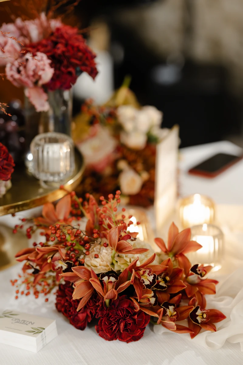 Allestimento floreale per matrimonio alla Badia di San Vittore a Cingoli Dettaglio floreale ispirato alla Badia di San Vittore Palette autunnale per matrimonio alla Badia di San Vittore Composizione floreale in stile romantico alla Badia di San Vittore