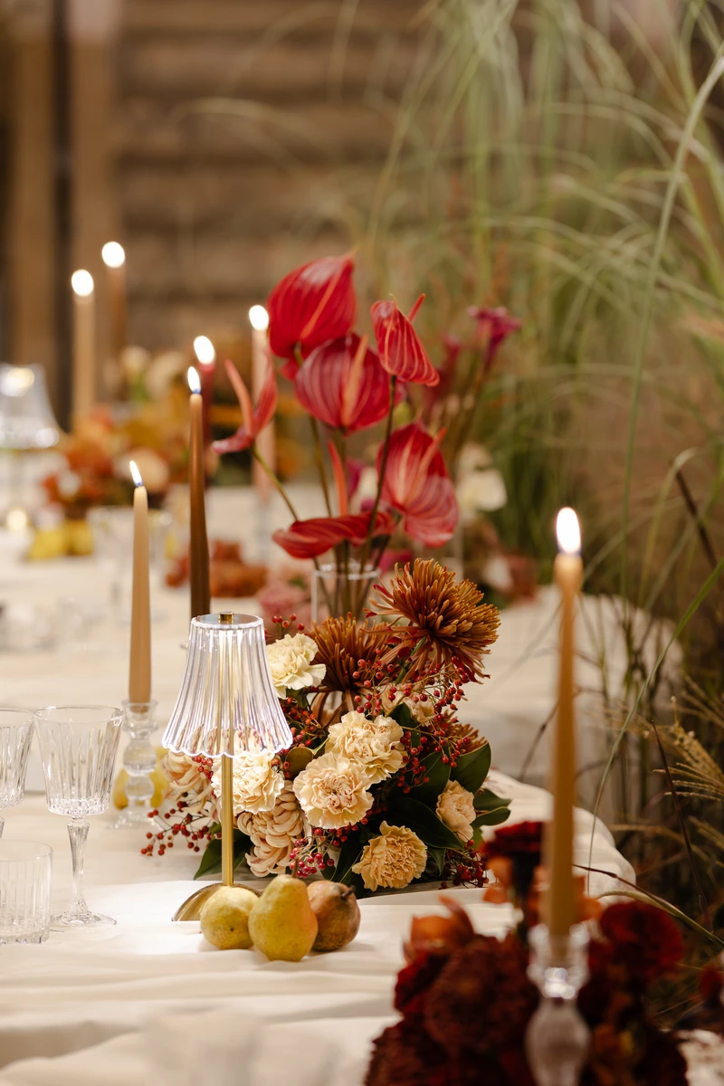 Allestimento floreale per matrimonio alla Badia di San Vittore a Cingoli Dettaglio floreale ispirato alla Badia di San Vittore Palette autunnale per matrimonio alla Badia di San Vittore Composizione floreale in stile romantico alla Badia di San Vittore