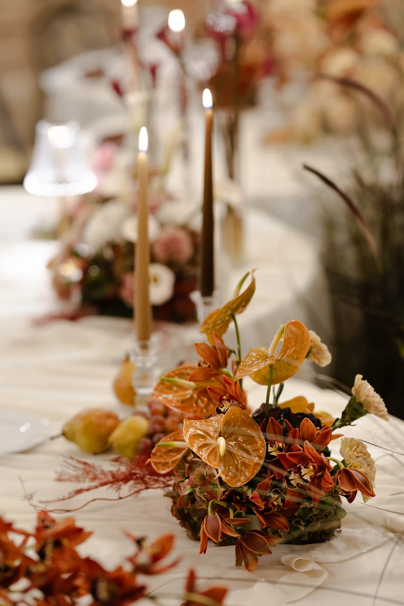 Allestimento floreale per matrimonio alla Badia di San Vittore a Cingoli Dettaglio floreale ispirato alla Badia di San Vittore Palette autunnale per matrimonio alla Badia di San Vittore Composizione floreale in stile romantico alla Badia di San Vittore