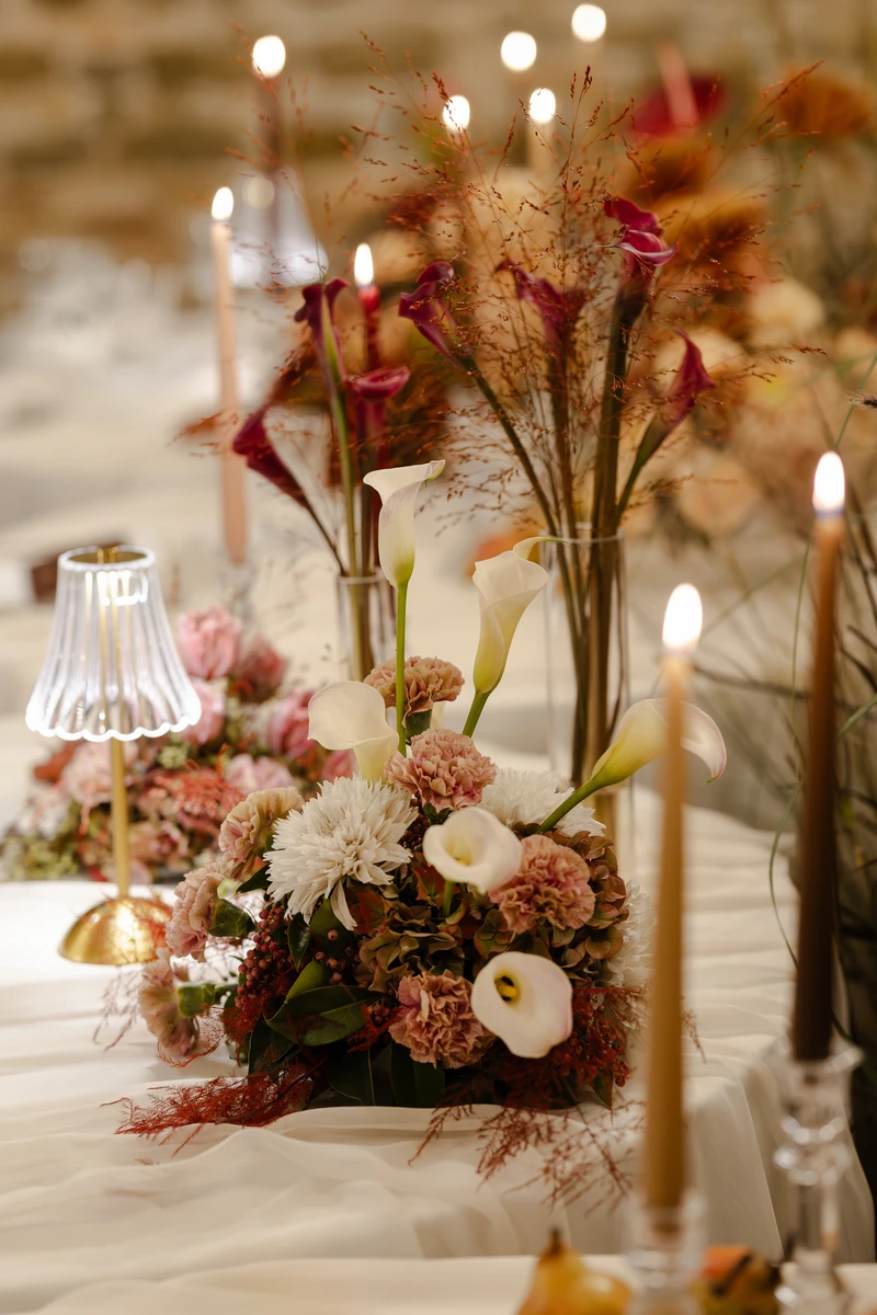 Allestimento floreale per matrimonio alla Badia di San Vittore a Cingoli Dettaglio floreale ispirato alla Badia di San Vittore Palette autunnale per matrimonio alla Badia di San Vittore Composizione floreale in stile romantico alla Badia di San Vittore