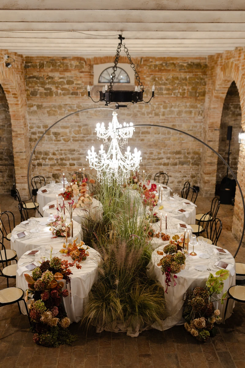 Allestimento floreale per matrimonio alla Badia di San Vittore a Cingoli Dettaglio floreale ispirato alla Badia di San Vittore Palette autunnale per matrimonio alla Badia di San Vittore Composizione floreale in stile romantico alla Badia di San Vittore