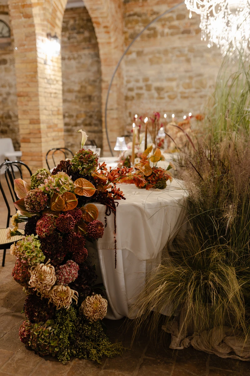 Allestimento floreale per matrimonio alla Badia di San Vittore a Cingoli Dettaglio floreale ispirato alla Badia di San Vittore Palette autunnale per matrimonio alla Badia di San Vittore Composizione floreale in stile romantico alla Badia di San Vittore