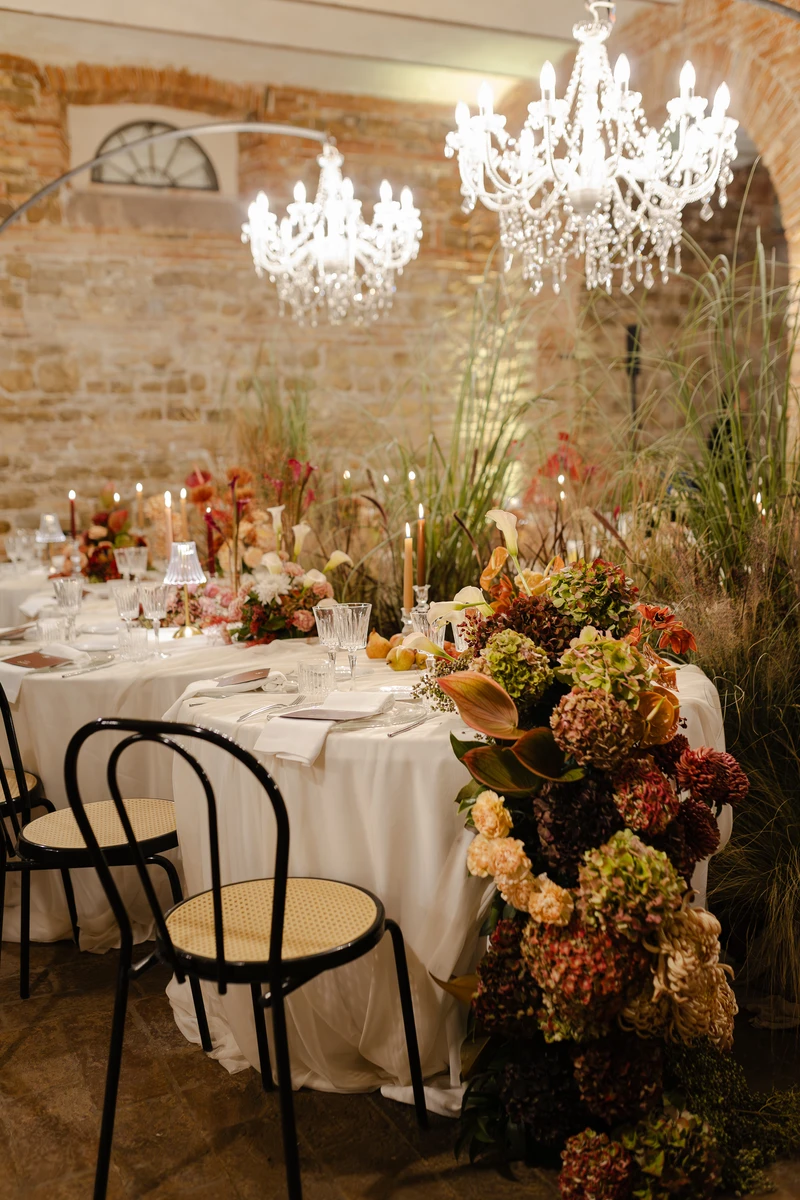 Allestimento floreale per matrimonio alla Badia di San Vittore a Cingoli Dettaglio floreale ispirato alla Badia di San Vittore Palette autunnale per matrimonio alla Badia di San Vittore Composizione floreale in stile romantico alla Badia di San Vittore