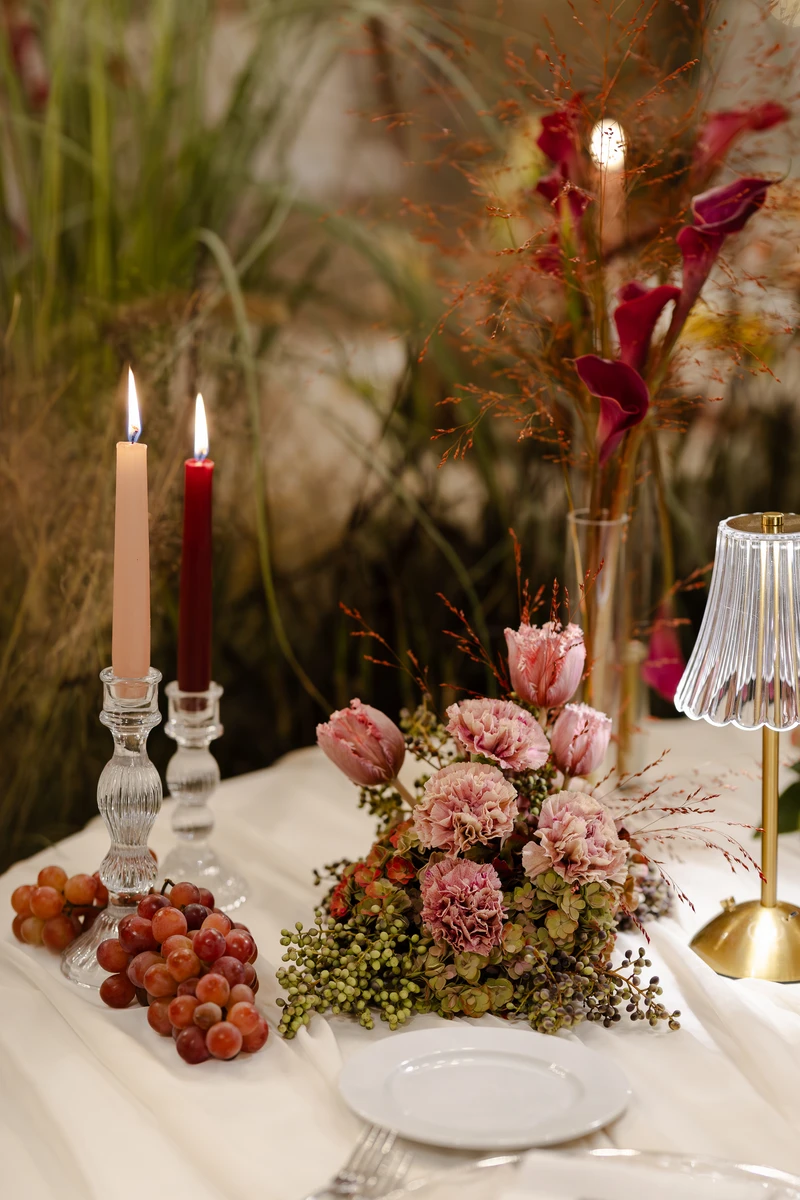 Allestimento floreale per matrimonio alla Badia di San Vittore a Cingoli Dettaglio floreale ispirato alla Badia di San Vittore Palette autunnale per matrimonio alla Badia di San Vittore Composizione floreale in stile romantico alla Badia di San Vittore