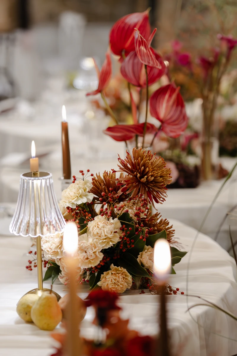 Allestimento floreale per matrimonio alla Badia di San Vittore a Cingoli Dettaglio floreale ispirato alla Badia di San Vittore Palette autunnale per matrimonio alla Badia di San Vittore Composizione floreale in stile romantico alla Badia di San Vittore