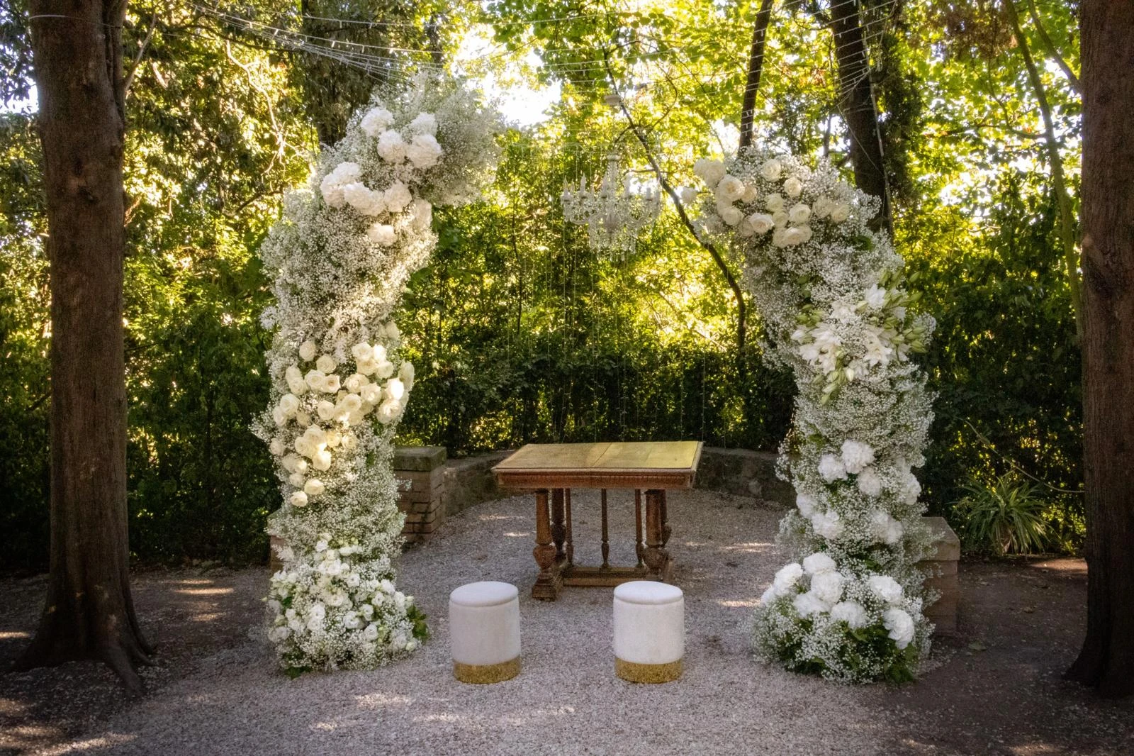 Semiarchi floreali per cerimonia alla Badia di San Vittore