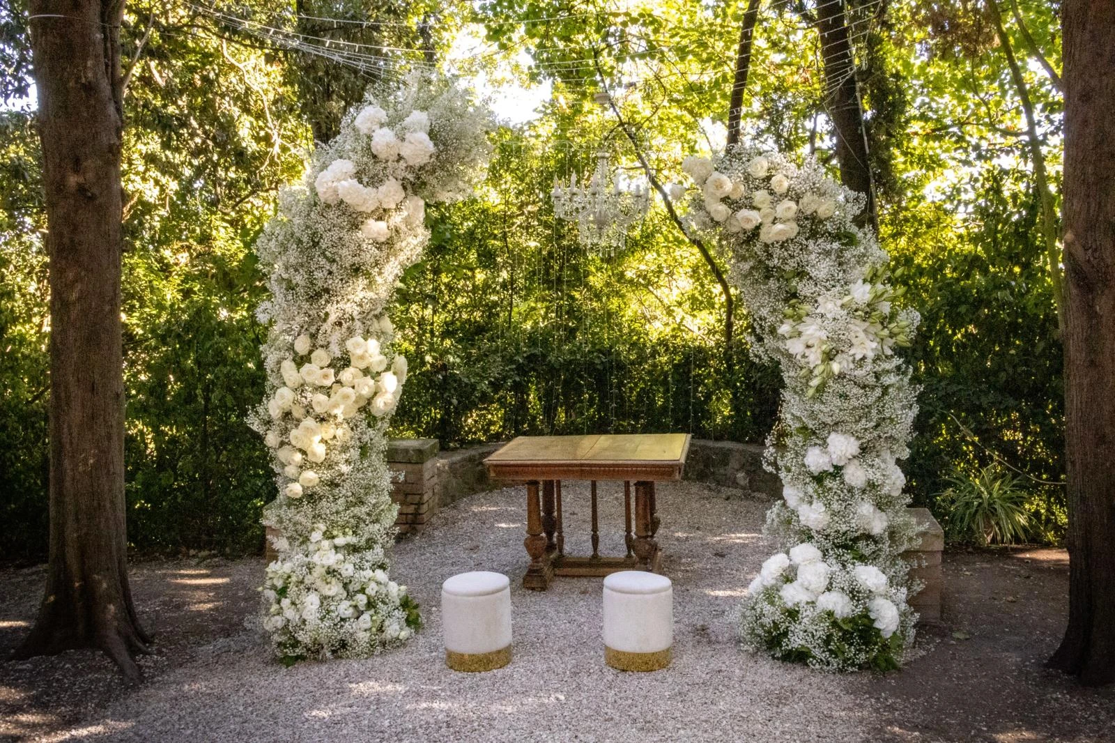 Semiarchi floreali per cerimonia alla Badia di San Vittore